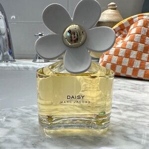 Marc Jacobs Daisy Fragrance with White Floral Cap
